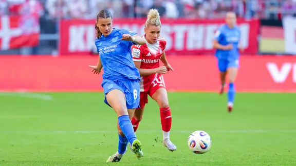 Katharina Piljic (l.) from Bayer Leverkusen in a duel with Linda Dallmann from FC Bayern Munich | IMAGO / DiZ-PiX Katharina Piljic (l.) from Bayer Leverkusen in a duel with Linda Dallmann from FC Bayern Munich