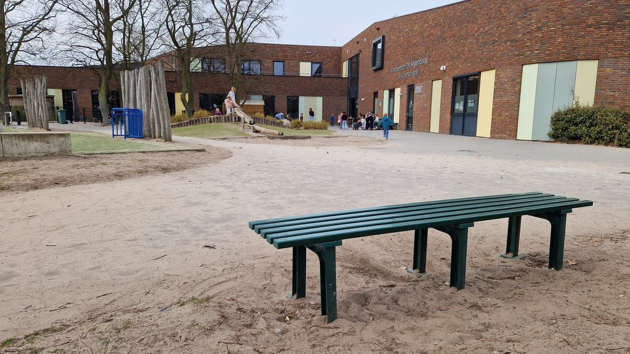 The buddy bench on the schoolyard in Boekel (photo: Tom Berkers).