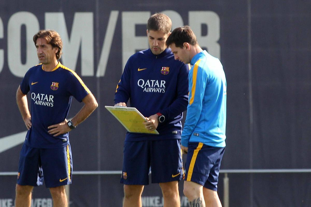 Robert Moreno, giving instructions to Leo Messi
