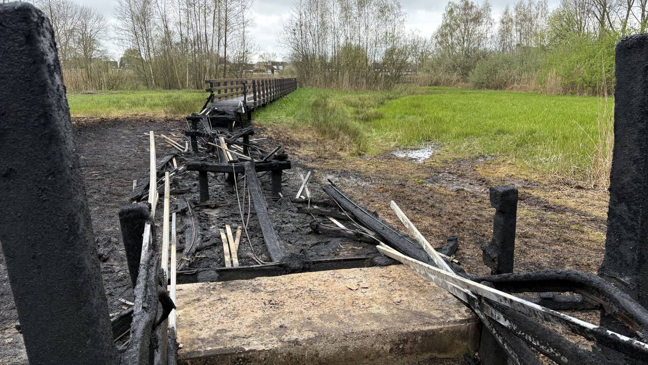 The boardwalk is lost after a fire (photo: Wilco Zonneveld).