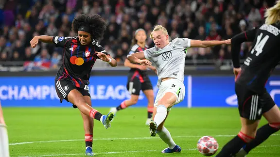 Lily Yohannes (l.) gave Lyon a 1-0 lead. | WITTERS Lily Yohannes (l.) from OL Lyonnes scores to make it 1-0 against VfL Wolfsburg