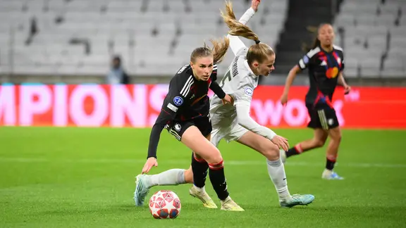Vivien Endemann (r.) and her Wolfsburg teammates had to fight hard against superior French players led by Jule Brand. | WITTERS Jule Brand (l.) from OL Lyonnes in a duel with Vivien Endemann from VfL Wolfsburg