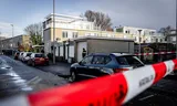 Police are active in the Rotterdam IJsselmonde district where a man has been shot. The seriously injured 81-year-old man was found in a flower bed on the Bommelerwaard.