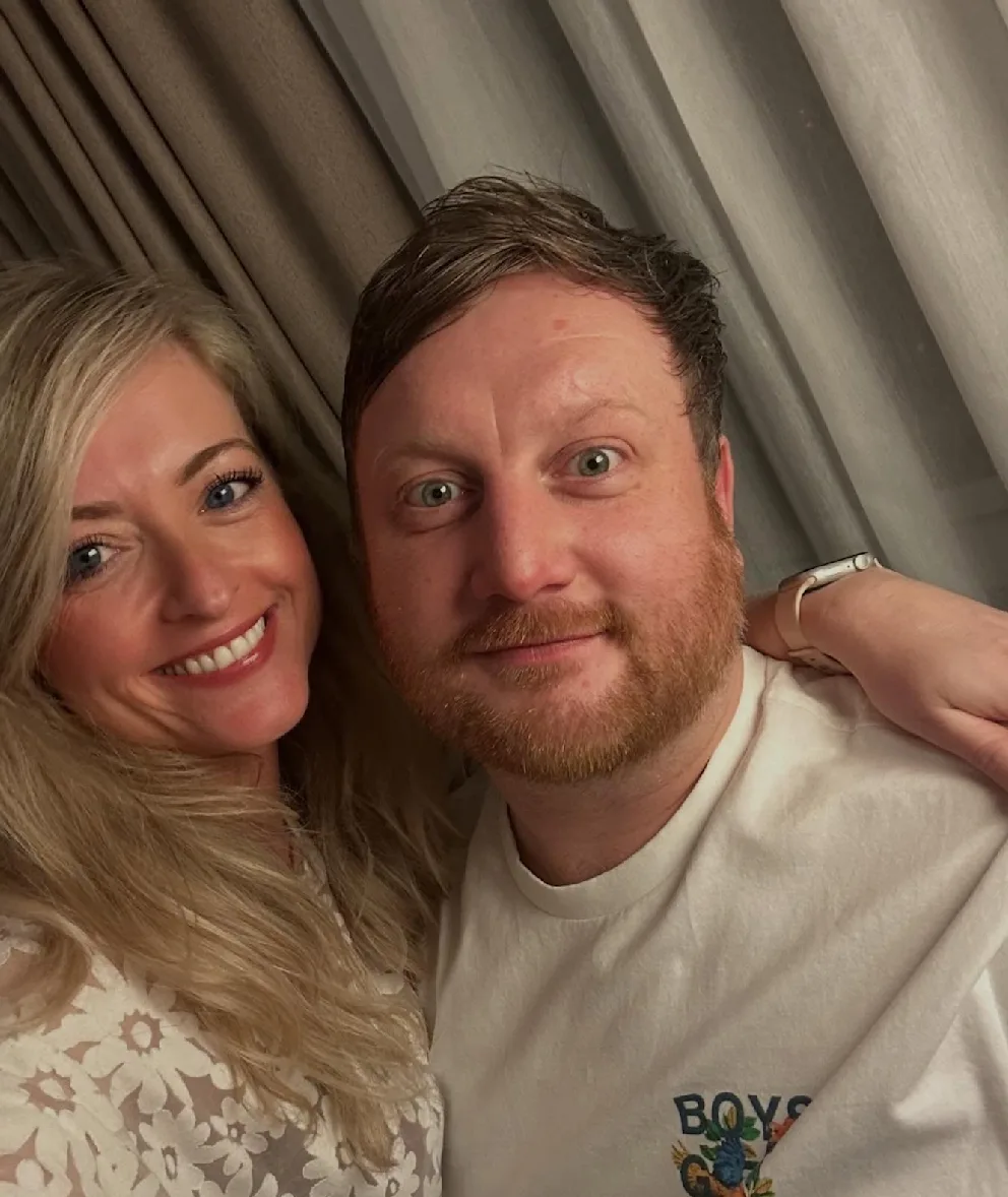 Sie strahlt und legt ihren Arm um ihn: Suzanne Lewis ist die neue Liebe des Darts-Stars