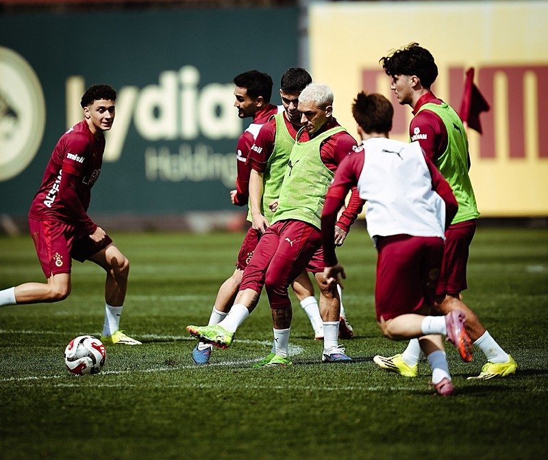 trabzonspor-galatasaray-maci-watch-derbi-when-time-at-what-channel-1775279678998.jpeg Possible 11s for Trabzonspor-Galatasaray match