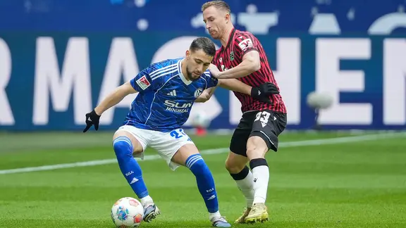 Maurice Neubauer (r.) has changed from left to right-back in Hanover "retrained". | Imago Images/Christoph Kinzinger Hanover's Maurice Neubauer (r.) in a duel with Schalke's Adil Aouchiche