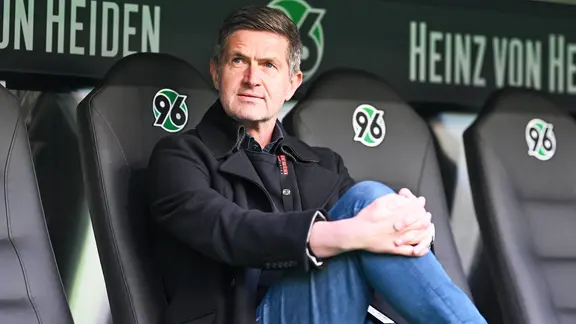 Manager Ralf Becker from Hannover 96 | IMAGO/osnapix Manager Ralf Becker from Hannover 96