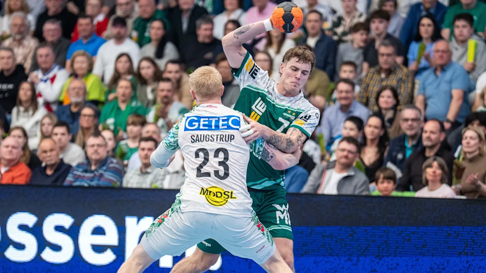 Göppingens Victor Klöve (r./23) im Zweikampf mit Magdeburgs Magnus Saugstrup (l./ 29).