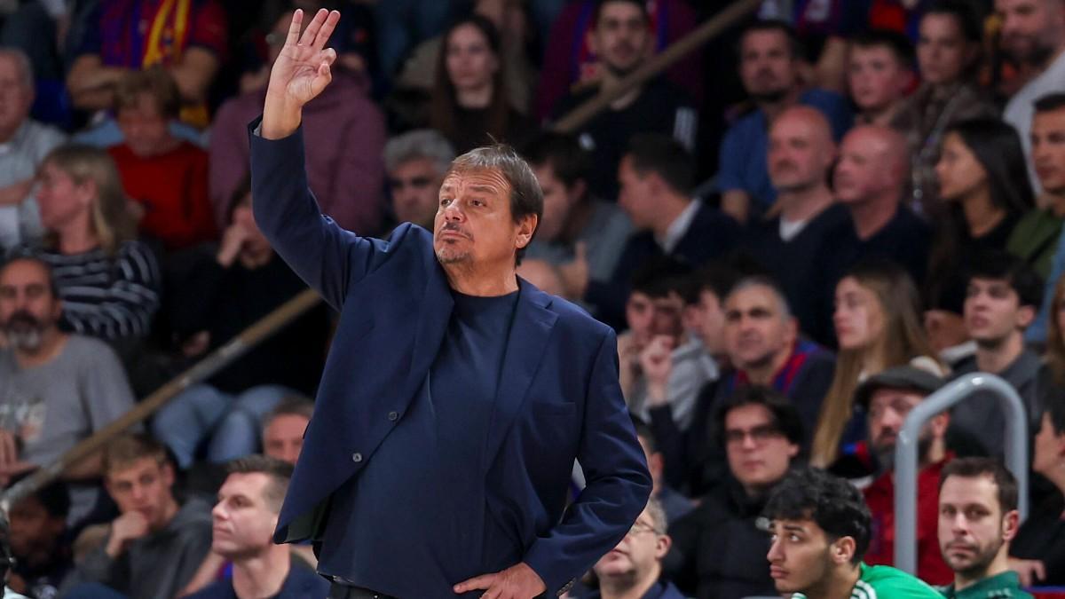 Ergin Ataman, in a match against Barça at the Palau Blaugrana