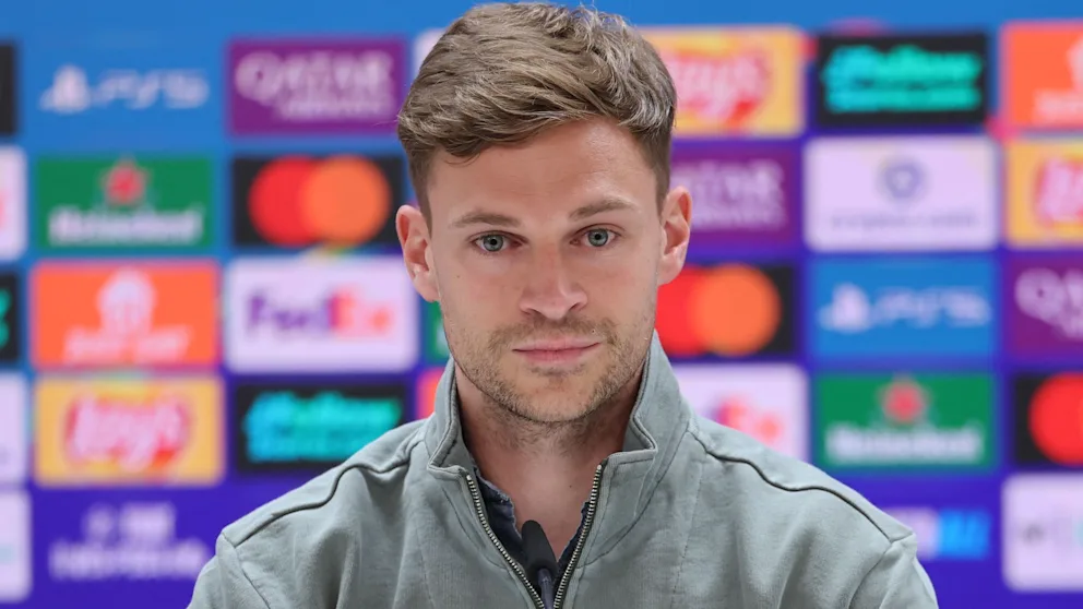 Joshua Kimmich (31) auf der Pressekonferenz vor dem Spiel bei Real Madrid