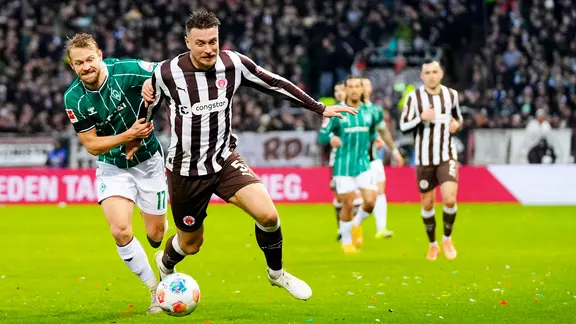 St. Pauli's Hauke Wahl (r.) and Bremen's Marco Grüll | Witters/FrankPeters St. Pauli's Hauke Wahl (r.) and Bremen's Marco Grüll