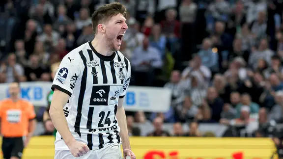 Kiel's Lukas Zerbe cheers | IMAGO / DeFodi Images Kiel's Lukas Zerbe cheers