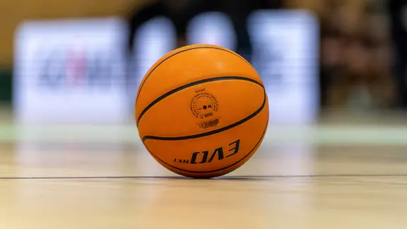 A basketball lies on a playing field. | picture alliance / Eibner press photo | Eibner press photo / Marcel von Fehrn A basketball lies on a playing field.