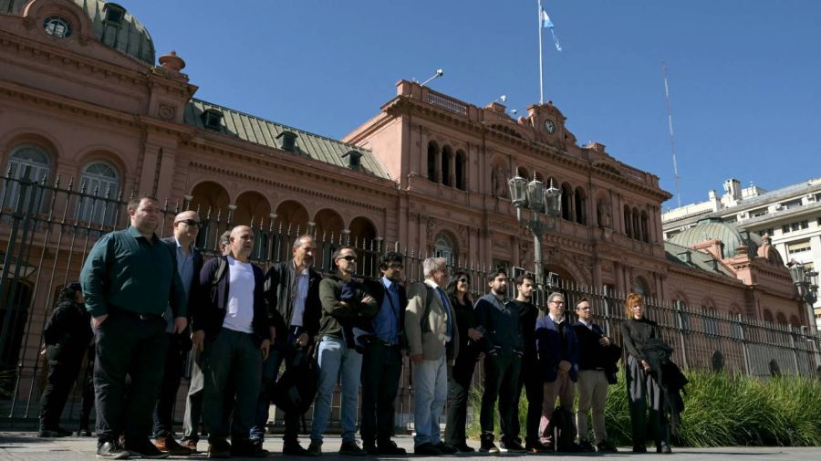 Accredited journalists gather in front of the Casa Rosada 23042026