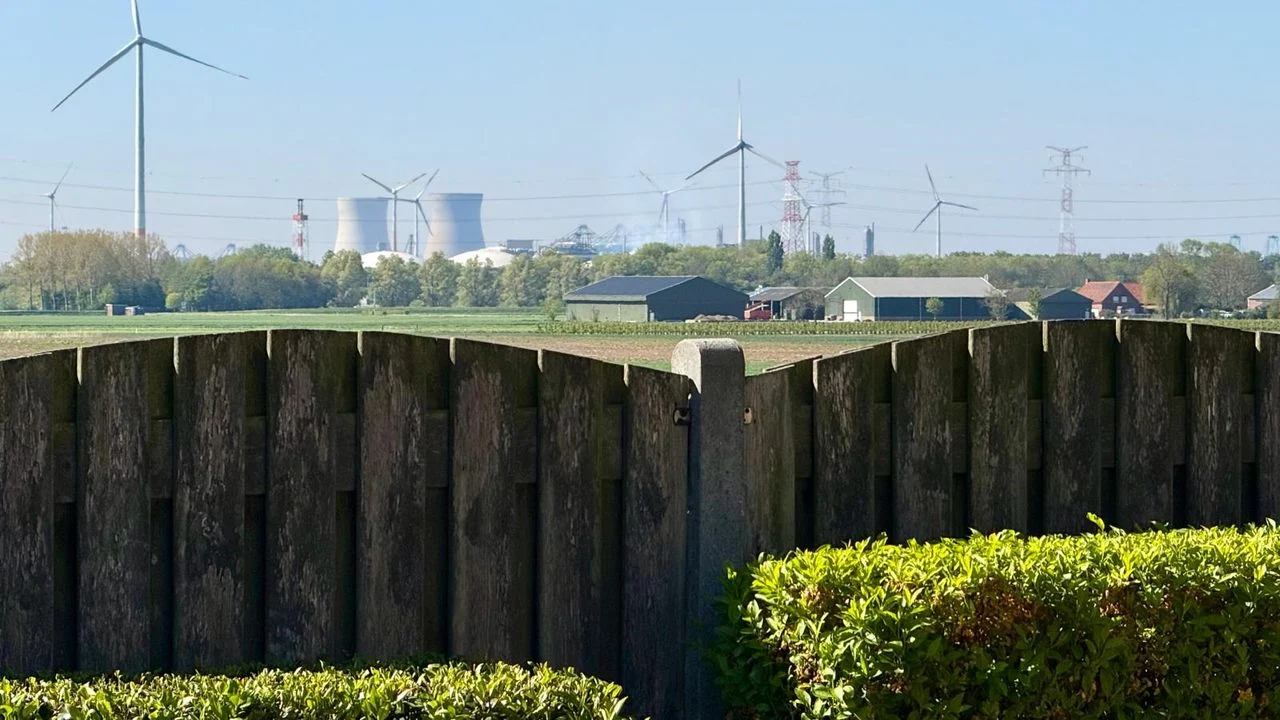 The Doel nuclear power plant is almost literally in the backyard of residents in Ossendrecht (photo Erik Peeters).
