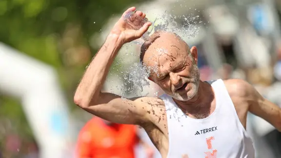 Participants in the Hamburg marathon shower themselves with water