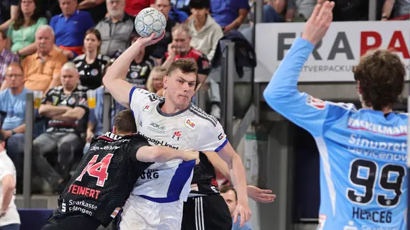 Game scene from the game HC Erlangen against HSV Hamburg in the handball Bundesliga. | picture alliance / Sportfoto Zink / Daniel Marr Game scene from the game HC Erlangen against HSV Hamburg in the handball Bundesliga.