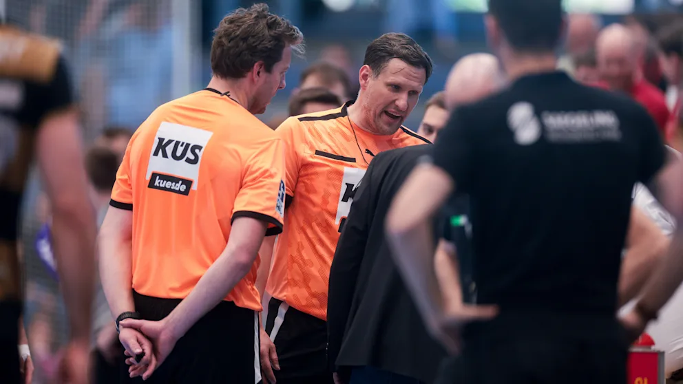 Nach dem Spiel wurde minutenlang diskutiert – bis die Schiris plötzlich auf den Siebenmeter-Punkt zeigten