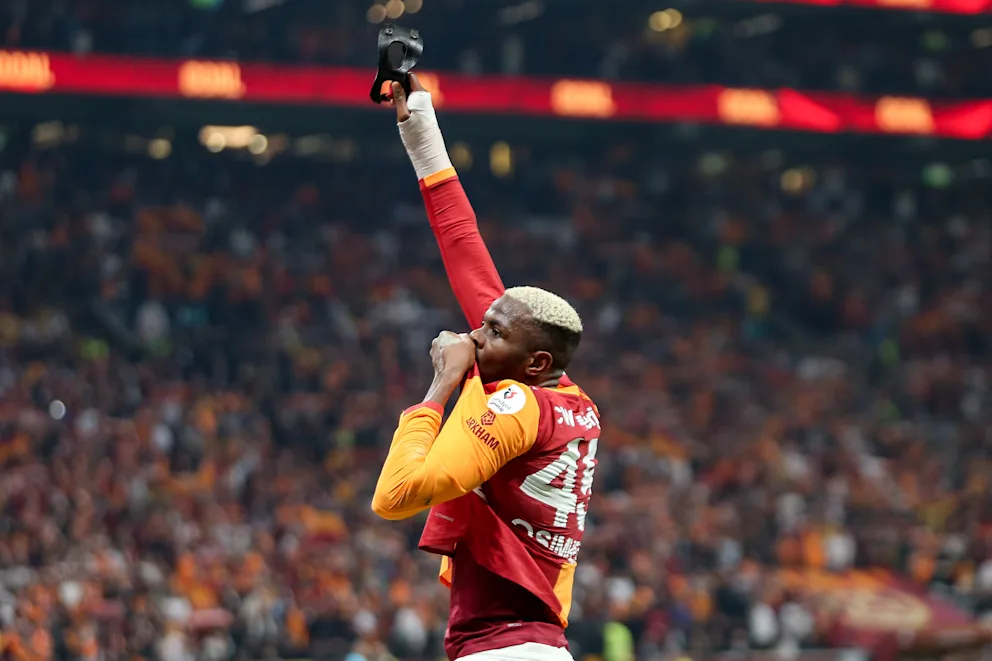 Victor Osimhen (27) küsst das Gala-Wappen nach seinem Tor zum 1:0