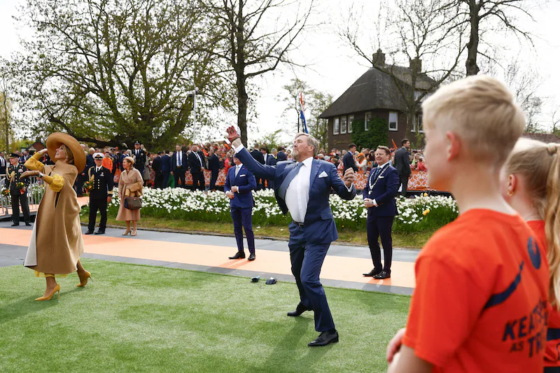 The king and queen also entered into the sporting battle in Dokkum.
