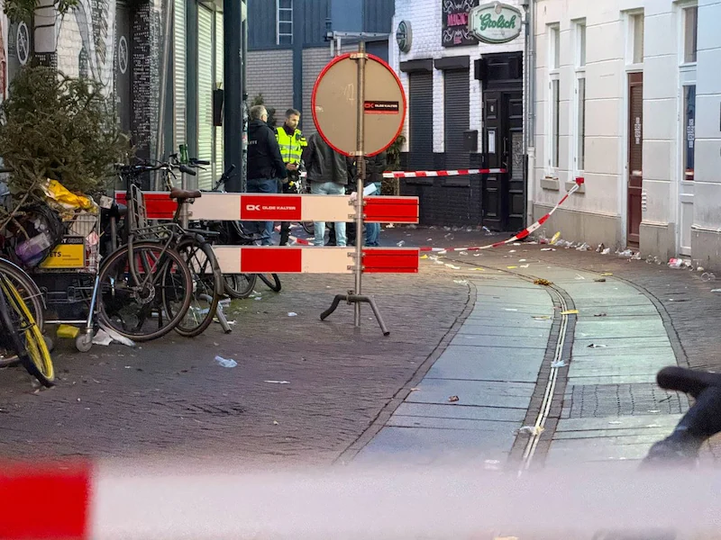 The Stadsgravenstraat in Enschede was cordoned off for investigation after the shooting incident.