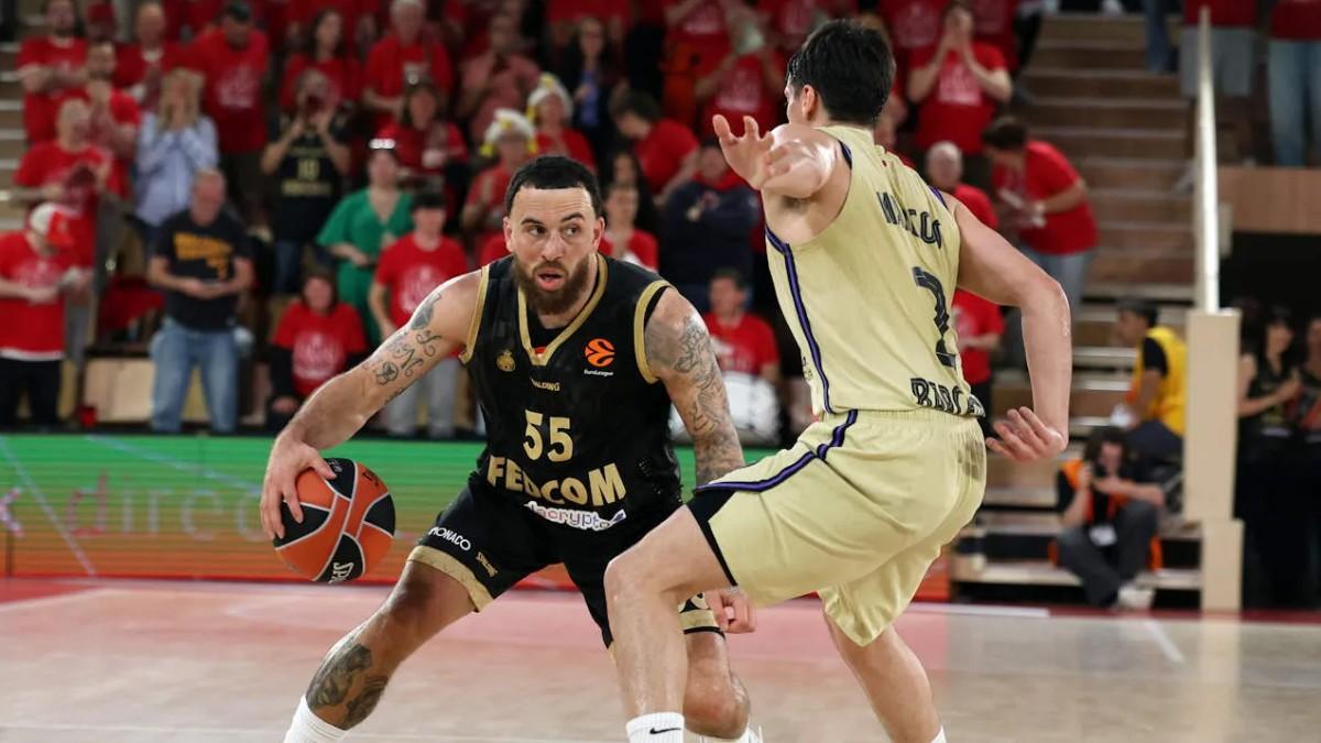 Mike James, against Juani Marcos in the Monaco-Barça Euroleague Play-In