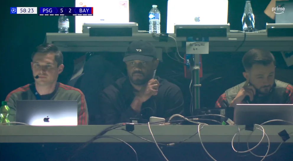 Vincent Kompany (M./40) während des Spiels auf der Pressetribüne neben seinen Analysten Patrick Lieb (l.) und Giacomo Stey (r.)