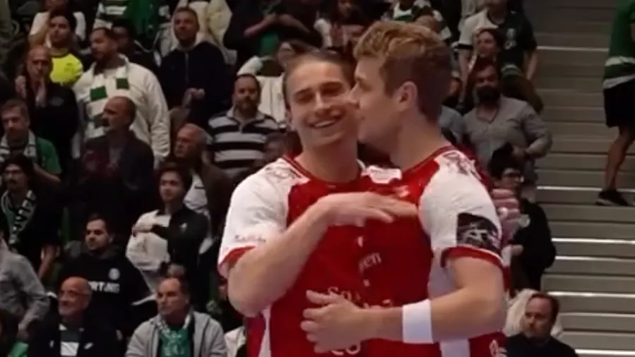 Knorr (l.) jubelt mit Teamkollege Juul Lassen über dessen Last-Second-Siebenmeter