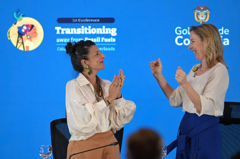 The Colombian Minister for Omgeving Irene Velez (L) and the Dutch Minister of Climate and Groene Groei Stientje van Veldhoven tijdens de klimaattop.
