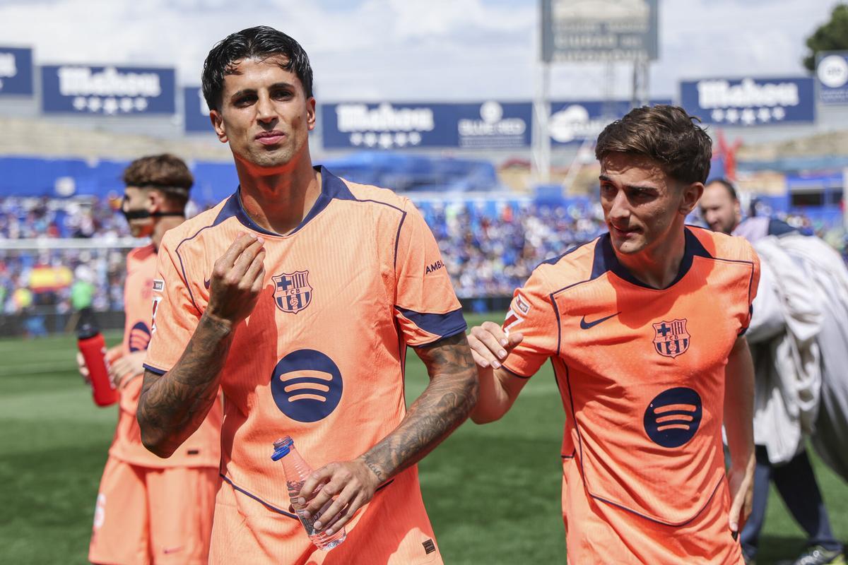 Gavi and Cancelo, during Getafe - Barça