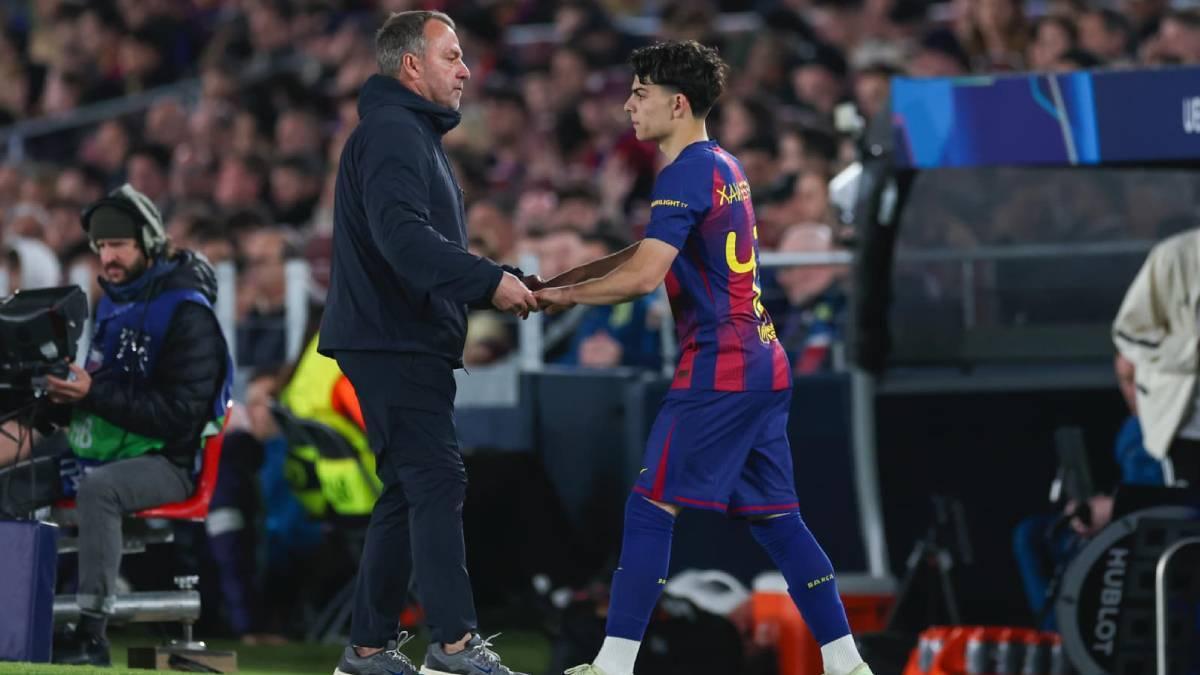 Flick talks to Xavi Espart after the duel against Newcastle