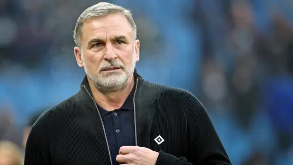 Stefan Kuntz in a jacket with an HSV diamond.