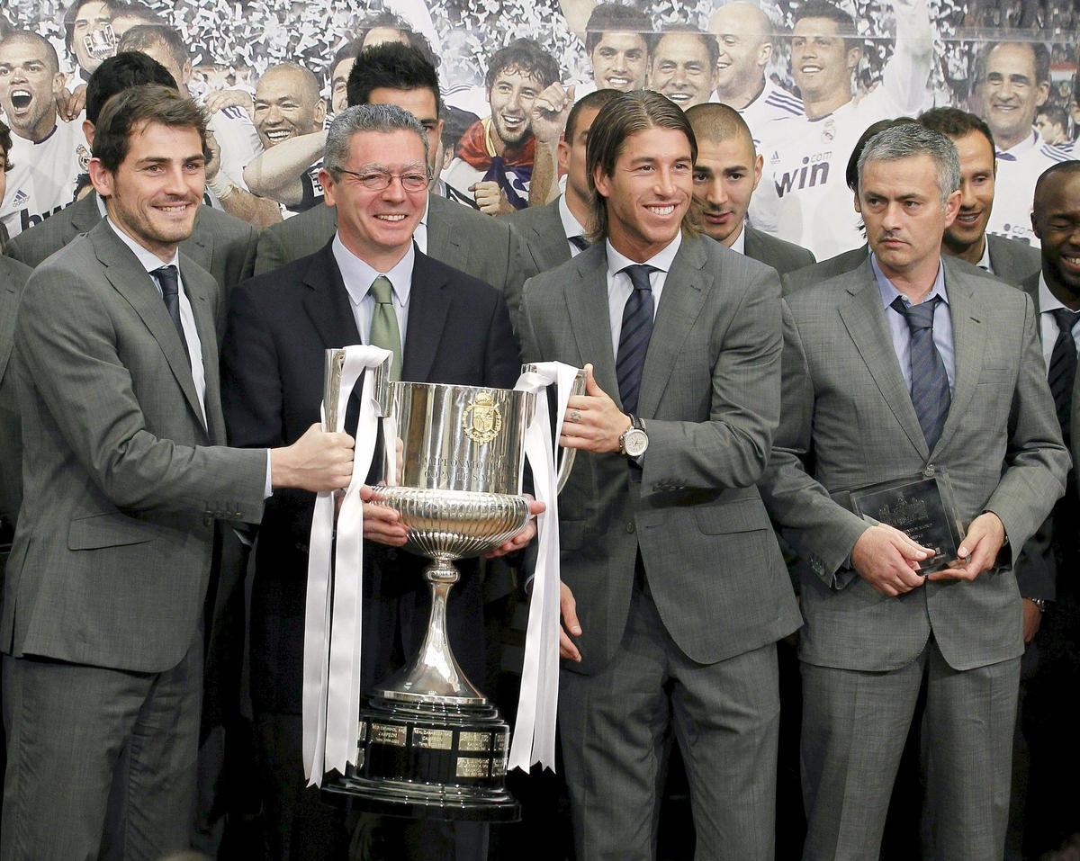 Iker Casillas, Alberto Ruiz-Gallardón, Sergio Ramos and Jose Mourinho, at the official reception for champion Real Madrid at City Hall.