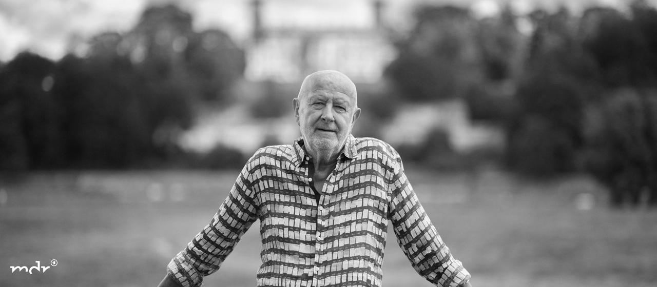 Hans Jürgen "Hansi" Kreische, a former SG Dynamo Dresden player and GDR national team player, is standing on the Elbwiesen.