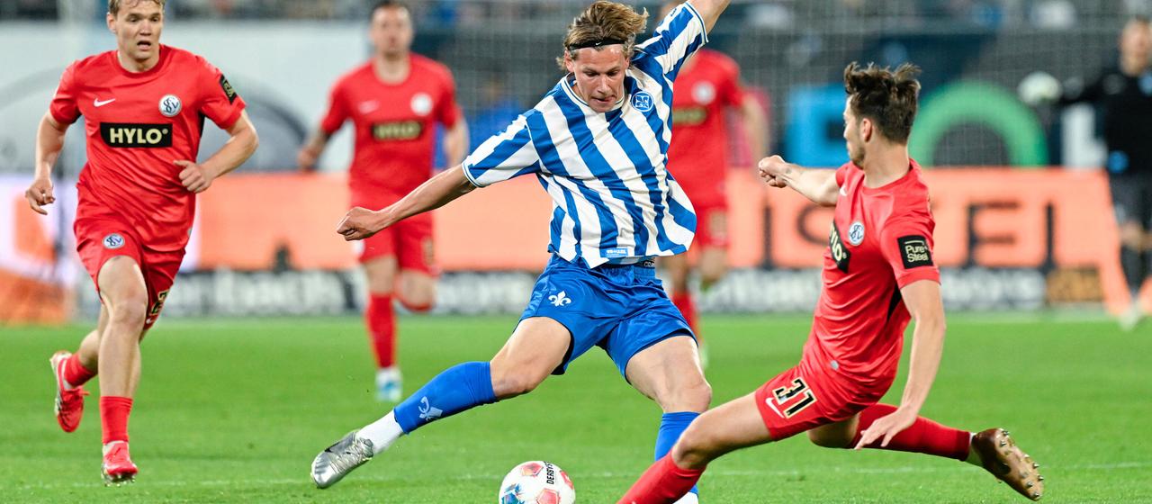 Darmstadt's professional soccer player Fynn Lakenmacher (l.) in the game against SV Elversberg with Maximilian Rohr