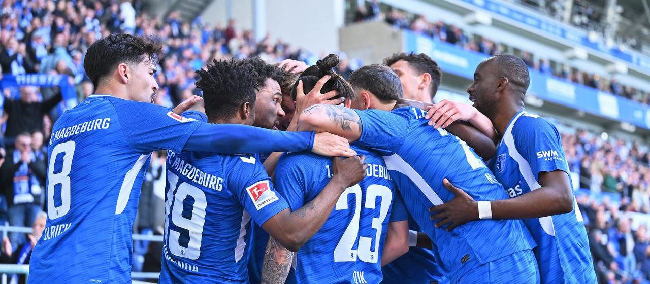 The 1. FC Magdeburg team celebrates a goal against VfL Bochum in the 2nd Bundesliga