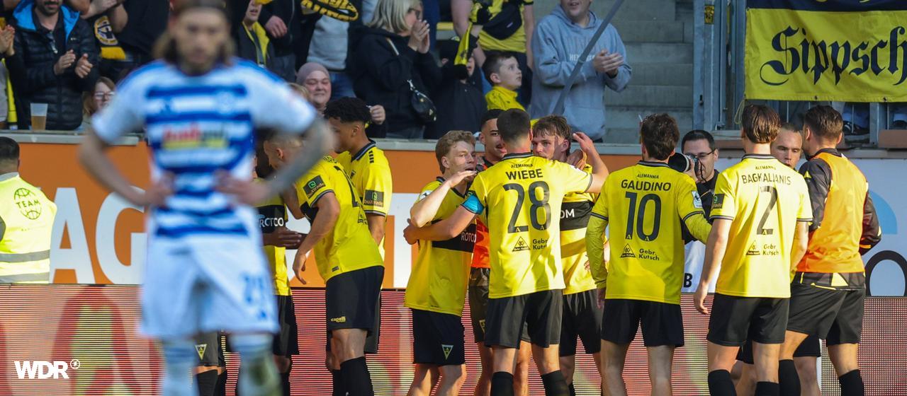 Aachen's players celebrate their goal against MSV Duisburg
