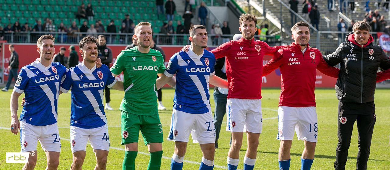 The FC Energie Cottbus team celebrates the third division away win in Havelse (Source: IMAGO / photo booth)