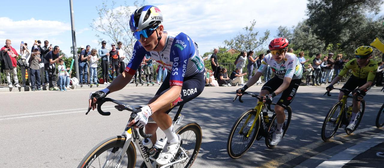 Florian Lipwoitz ahead of Jonas Vingegaard on the seventh stage of the Tour of Catalonia