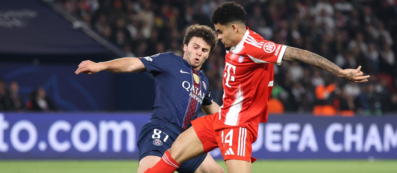 Bayern's Luis Diaz (r.) in a duel with Paris' Joao Neves 