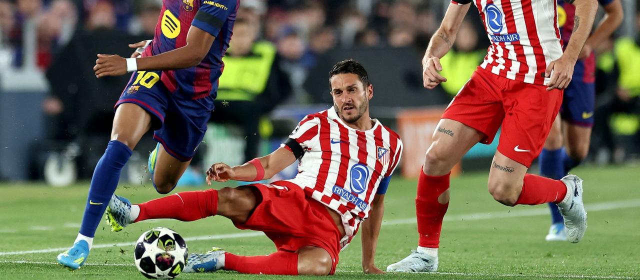 Koke in a duel with Lamine Yamal