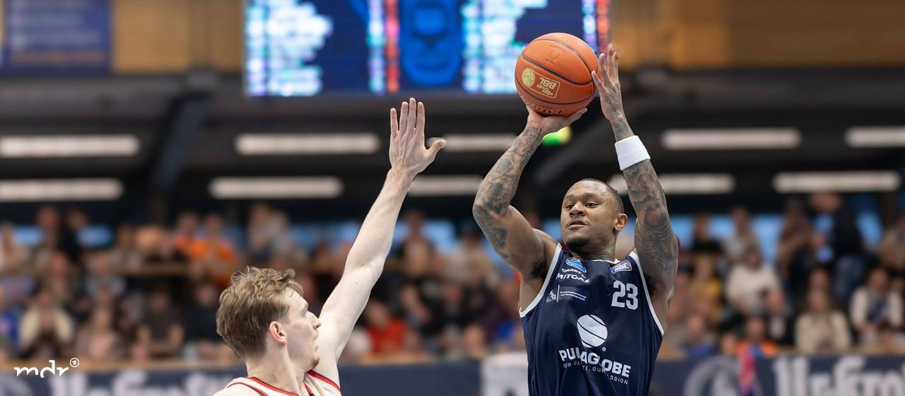 Justus Hollatz (FCBB, 21) against Charles Callison (MBC, 23) playing basketball.