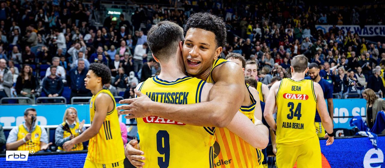 The two Alba players Jonas Mattisseck (left) and Michael Rataj hug each other [Quelle: IMAGO / camera4+]