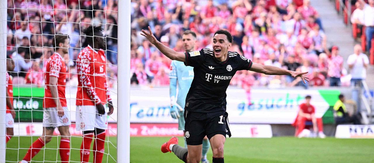 Jamal Musiala starts to celebrate