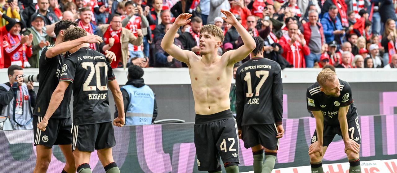 Lennart Karl celebrates the winning goal against SC Freiburg