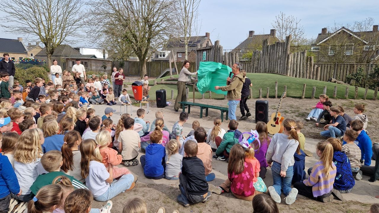 The unveiling of the buddy bench (photo: Tom Berkers).