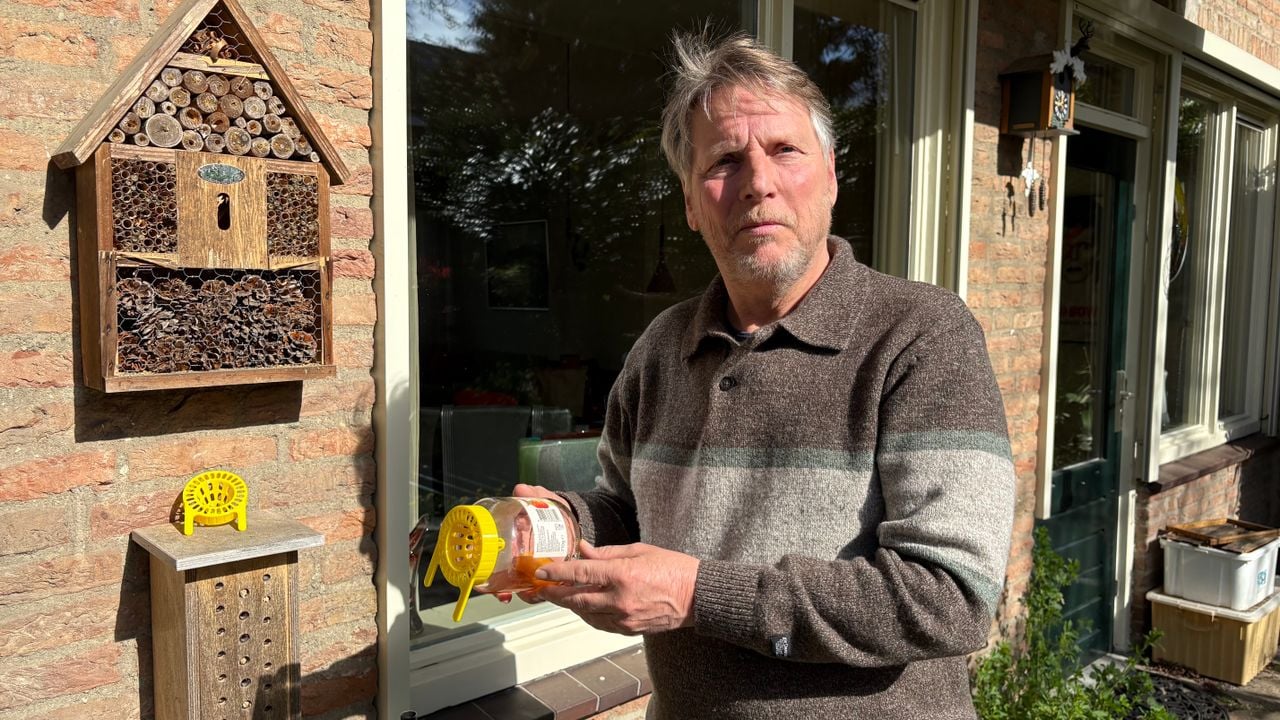 Beekeeper George Guns with the trap for the Asian hornet (photo: Ruud Ritzen).