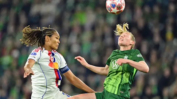 Wolfsburg's Sarai Linder (r.) and Lyon's Wendie Renard | Witters/TimGroothuis Wolfsburg's Sarai Linder (r.) and Lyon's Wendie Renard