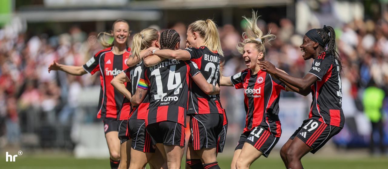 The Eintracht Frankfurt footballers celebrate a goal against Wolfsburg