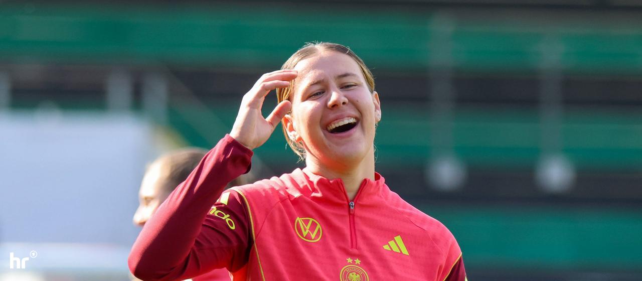 Larissa Mühlhaus warming up with the German national team